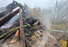 Дві пожежі, які зайнялися через ворожі обстріли, загасили рятувальники у Слов’янську минулої доби