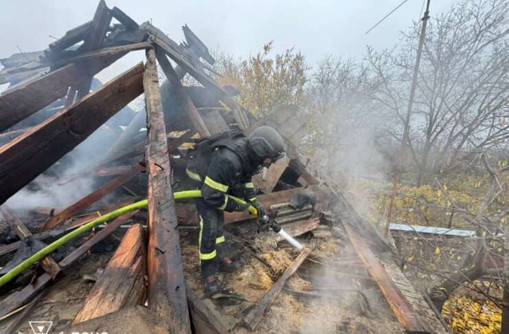 Дві пожежі, які зайнялися через ворожі обстріли, загасили рятувальники у Слов’янську минулої доби