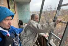 У Костянтинівці волонтери врятували з заблокованої квартири двох літніх людей.