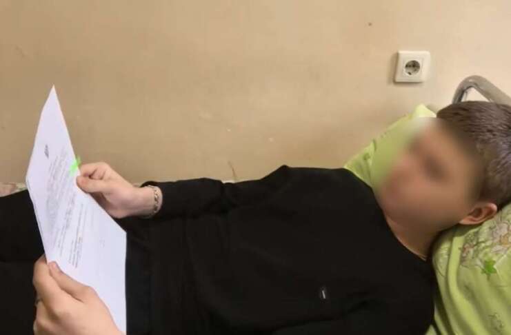 Окупанти заявили, що вивезли з Покровська близько 300 цивільних, зокрема дітей, і нібито видають їм російські паспорти.