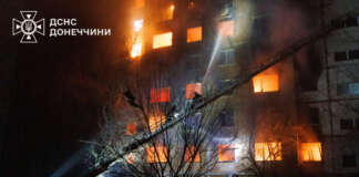 Через вечірній обстріл Краматорська 1 грудня загинув чоловік 1956 року народження Про це повідомив начальник МВА Гончаренко. Минулої доби війська РФ обстріляли місто вісьмома ударними дронами «Герань-2», били по багатоповерхівках, дорожній інфраструктурі та приватному сектору. Внаслідок атак по Краматорську загинула одна людина та п’ятеро поранені. Надзвичайники врятували п’ятьох мешканців та ліквідували масштабну пожежу у двох під’їздах — з 1 по 8 поверхи, на площі 4500 кв. м.