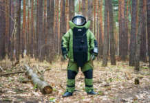 Японія передала Україні захисні костюми для розмінування