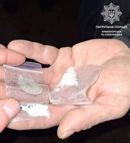 У Краматорську та Слов’янську патрульні виявили чоловіків, які, йомвірно, мали при собі наркотичні речовини