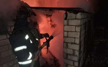 Чотири пожежі, одна з яких зайнялася після ворожого обстрілу, загасили рятувальники Донеччини минулої доби