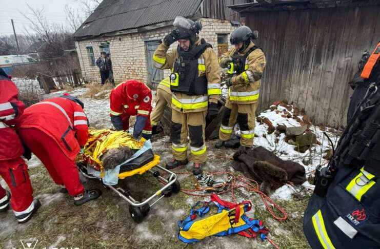 У Краматорському районі надзвичайники врятували жінку з 10-метрового колодязя