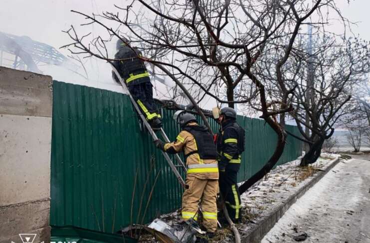 Три пожежі, дві яких були спричинені ворожими обстрілами, загасили рятувальники Донеччини протягом доби